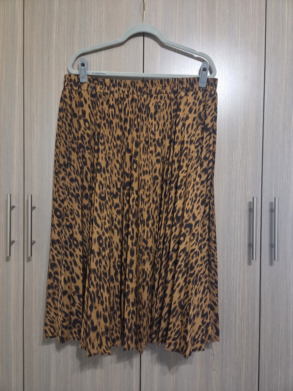Leopard Print Pleated Midi Skirt